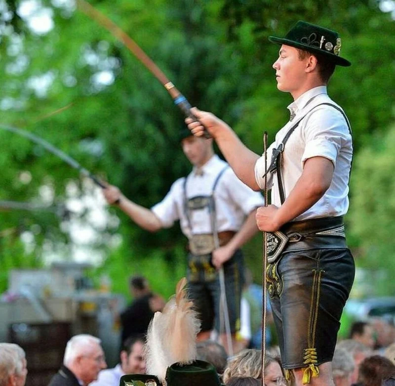 Goaßelschnalzer-Peitsche inkl. Strick versch. Varianten