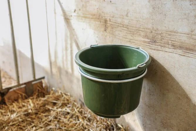 Accessori per l'allevamento dei vitelli Supporto per secchio zincato
