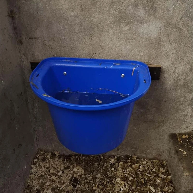 Mangiatoia portatile con staffa per aggancio in plastica antischegge